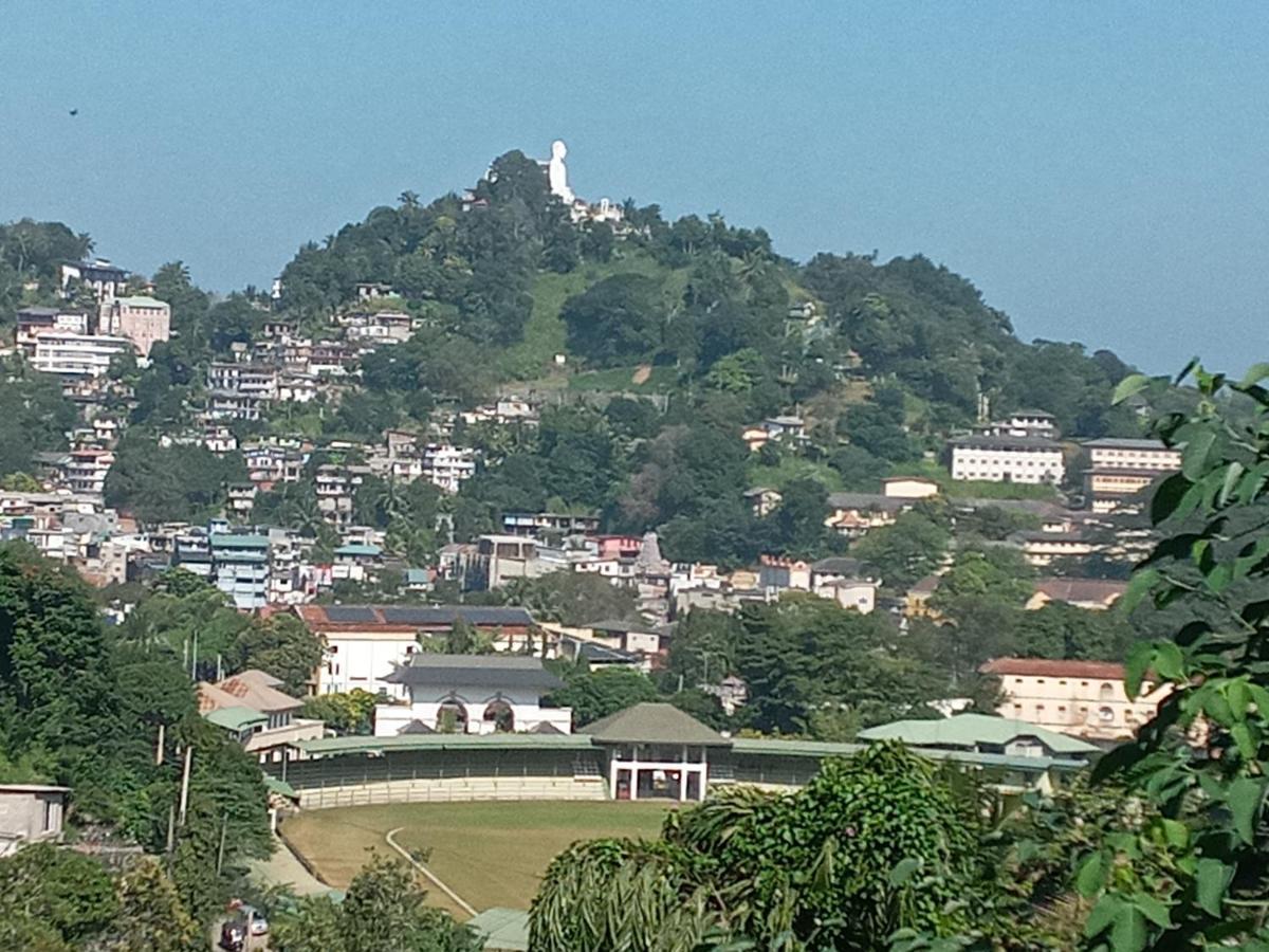 Kelum Homestay Kandy Buitenkant foto