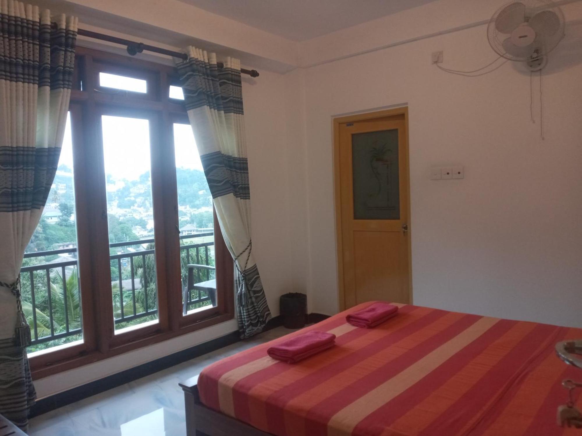 Kelum Homestay Kandy Buitenkant foto