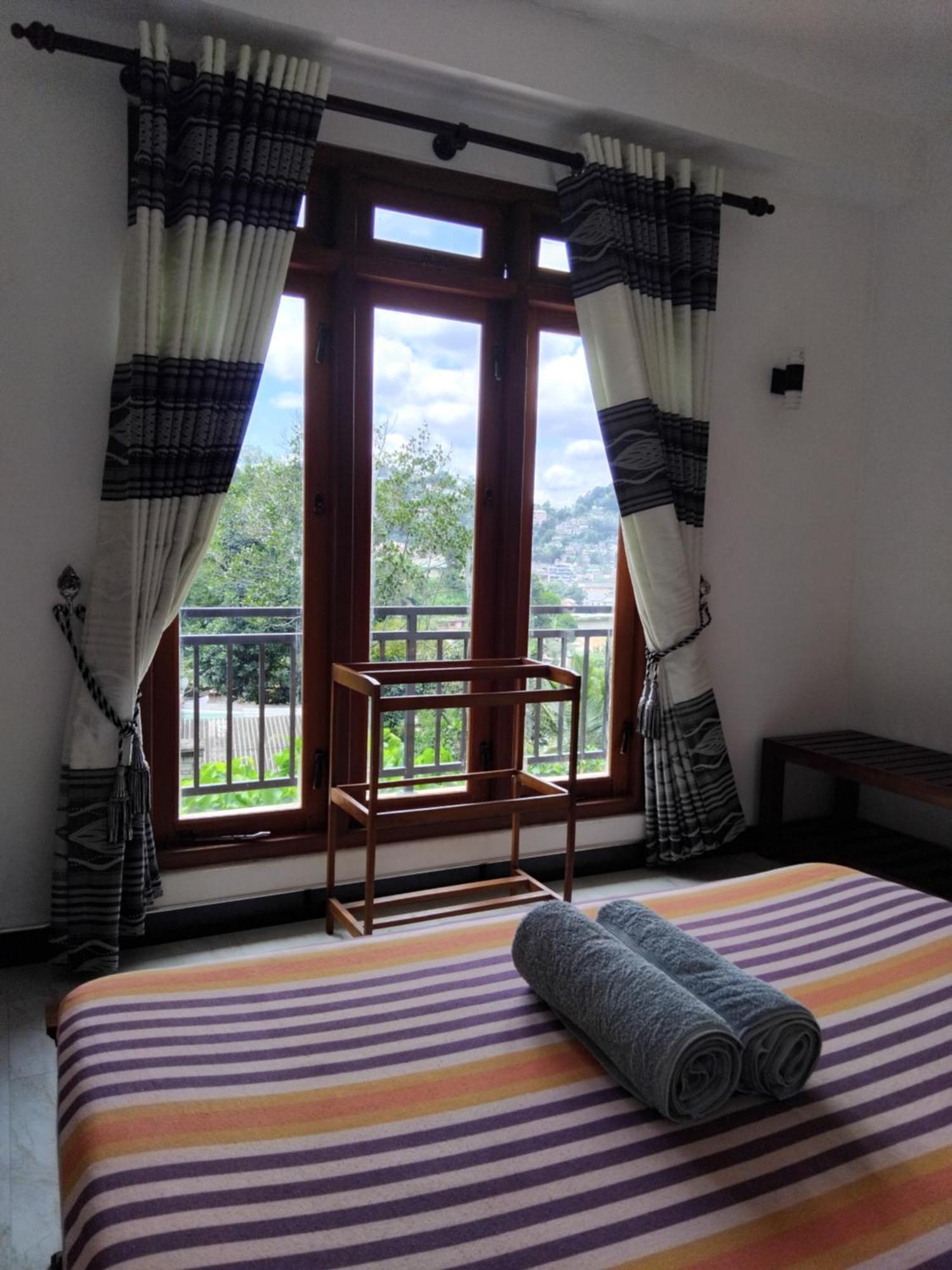 Kelum Homestay Kandy Buitenkant foto