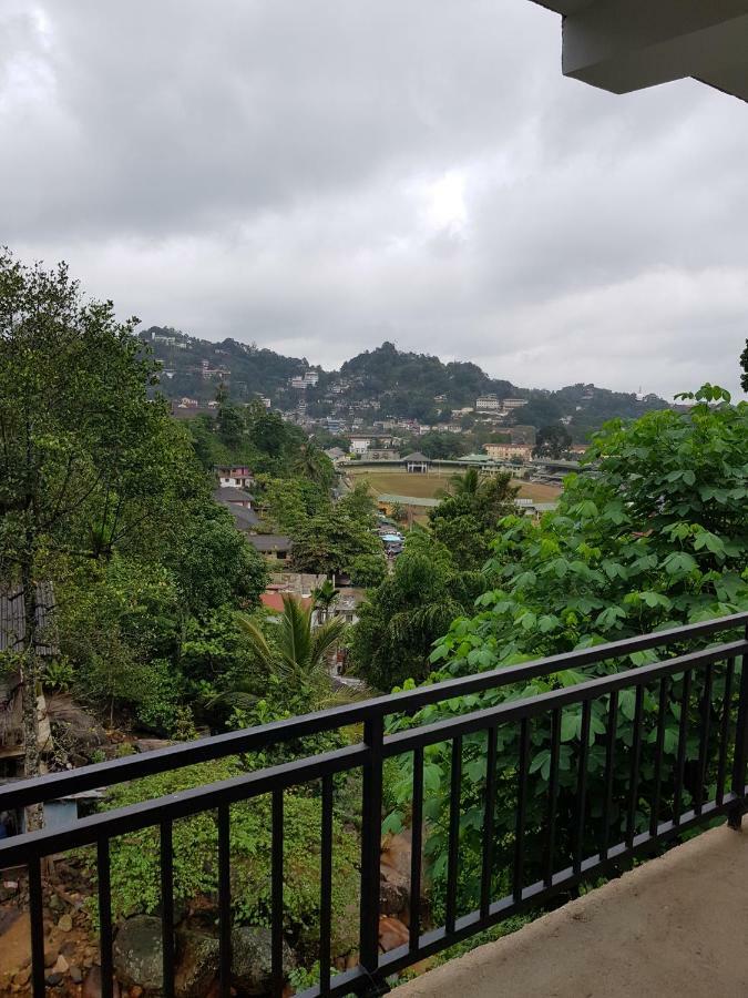 Kelum Homestay Kandy Buitenkant foto
